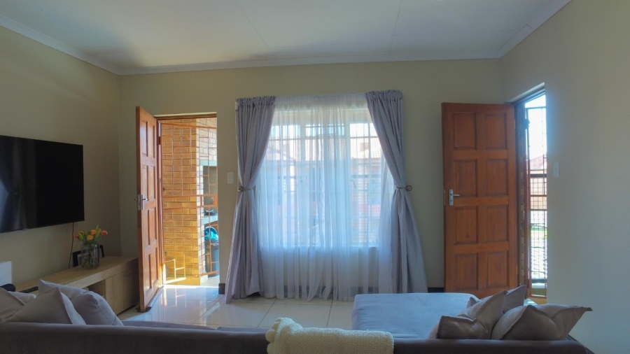 To Let 2 Bedroom Property for Rent in Waterval East North West
